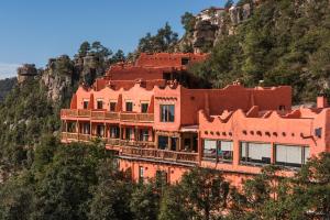 AreponapuchiHotel El Mirador a Balderrama Collection Hotel的山边的建筑