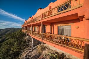 AreponapuchiHotel El Mirador a Balderrama Collection Hotel的山边的建筑