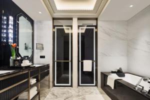上海上海苏宁宝丽嘉酒店的带浴缸和盥洗盆的浴室