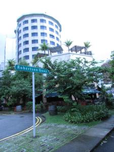 新加坡Robertson Quay Hotel的一座高楼前的街道标志