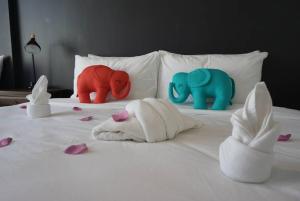 清迈庞萨克普拉西住宿加早餐旅馆的床上有三头大象和鲜花