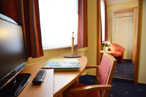 博帕德坦纳海姆酒店的客房设有书桌、电脑和窗户