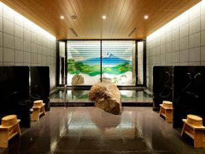 岛田HATAGO INN Shizuoka Yoshida IC的一间设有大岩石和大窗户的客房