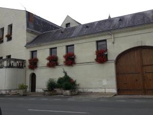 蒙索罗le prieuré的白色的建筑,花朵在建筑的一侧