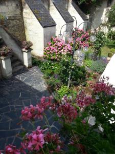 蒙索罗le prieuré的一座种有粉红色花卉和楼梯的花园