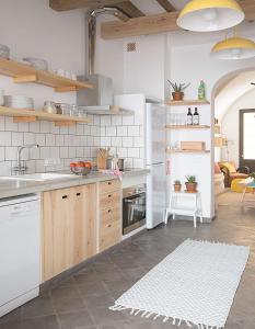 休达德亚HoMe Hotel Menorca的厨房配有水槽和炉灶 顶部烤箱
