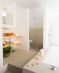 休达德亚HoMe Hotel Menorca的白色的浴室设有水槽和卫生间。