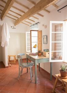 休达德亚HoMe Hotel Menorca的客房设有带椅子的书桌和窗户。
