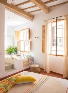 休达德亚HoMe Hotel Menorca的一间带水槽的浴室和一间带白色墙壁的厨房