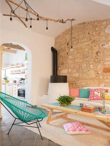 休达德亚HoMe Hotel Menorca的客厅配有沙发和桌子