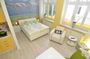 宾茨Villa Sirene - Wohnung 08的小房间设有一张床和一把椅子