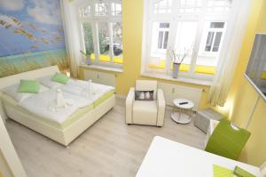 宾茨Villa Sirene - Wohnung 08的小房间设有一张床和一张桌子