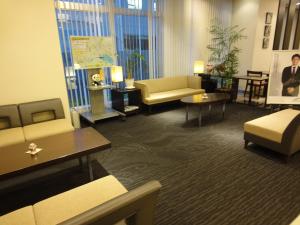 长崎长崎S佩里亚酒店的带沙发、椅子和桌子的客厅
