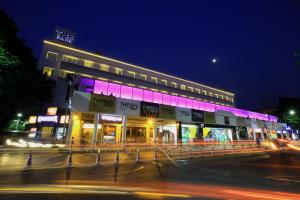 加尔各答加尔各答公园酒店的街上的一座晚上有紫色灯光的建筑