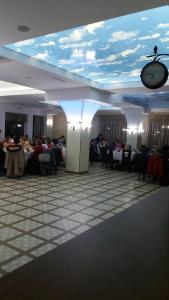 LunguleţuPensiunea Georgia的一间设有桌子和天花板上时钟的餐厅