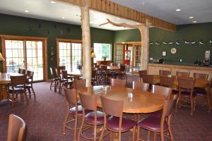 AlansonCrooked River Lodge的餐厅内带桌椅的用餐室