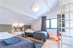 哈普萨卢Hapsal Spa Villas的一间卧室设有两张床和窗户。