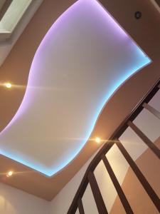 柏林欧亚瑟膳食公寓酒店的一间拥有白色天花板和蓝色灯光的客房
