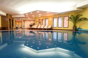 Hotel Bellevue Ski & Relax - Half Board内部或周边的泳池