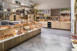 马德里梅利亚马德里塞拉诺酒店的展示了大量食物的面包店