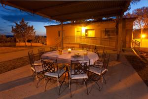 Cascante乡村套房公寓酒店的晚上在庭院里摆放着桌椅