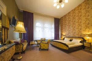 美因河畔法兰克福阿姆贝格酒店的一间卧室配有床、椅子和窗户