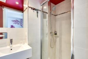 巴黎巴黎巴士底玛莱斯美居酒店的带淋浴和盥洗盆的浴室