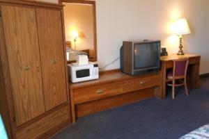黑格斯敦国行旅馆的酒店客房带电视以及微波炉,还有梳妆台