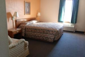 黑格斯敦国行旅馆的酒店客房,设有两张床和一张沙发