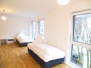 杜塞尔多夫AVI City Apartments KingHouse的一间卧室设有两张床和窗户。