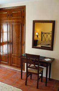 阿尔科斯-德拉弗龙特拉莫林内拉旅馆的配有桌子、镜子和床的房间