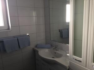 法克湖畔杜罗博拉赫Haus Daniela的白色的浴室设有水槽和镜子