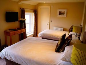 利特尔The Arun View Inn的酒店客房设有两张床和电视。