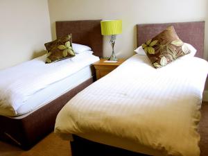 利特尔The Arun View Inn的酒店客房,设有两张床和一盏灯