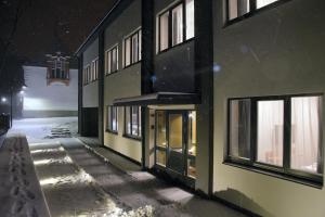 库尔迪加Comfort Hotel Kuldiga的一座空的建筑,地板和窗户上都有雪