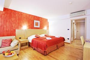 乌马格Vilola的酒店客房,配有床和沙发