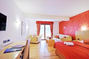 乌马格Vilola的酒店客房设有床和客厅。