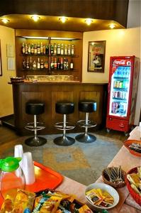 米兰米兰韦基亚酒店的酒吧,带两个凳子和苏打水机