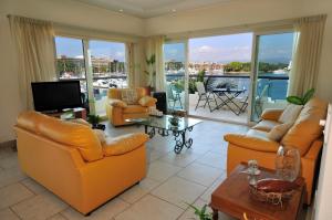 新巴利亚塔玛丽娜·班德拉斯精品套房酒店 的一间带橙色家具的客厅和一个阳台