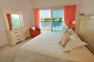 新巴利亚塔玛丽娜·班德拉斯精品套房酒店 的一间卧室设有一张大床,享有海景