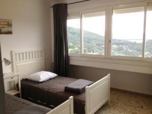 PartinelloCasa Suprana的一间小卧室,配有床和窗户
