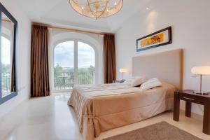 阿尔科斯-德拉弗龙特拉Arcos Gardens Sol Rent Golf的一间卧室设有一张大床和一个大窗户