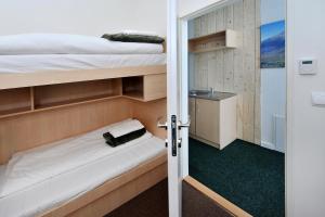 塔查斯卡-鲁穆尼卡Bel Hostel的带两张双层床和一间浴室的客房