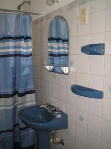 皮里亚波利斯拉昆弗雷酒店的浴室设有蓝色水槽和镜子