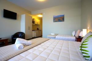 霍基蒂卡Stumpers Hotel的酒店客房设有两张床和电视。