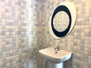 班泰基里塔湾度假屋的一间带水槽和镜子的浴室