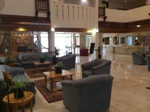 苏尔Sur Plaza Hotel的大厅,在大楼里设有沙发和桌子