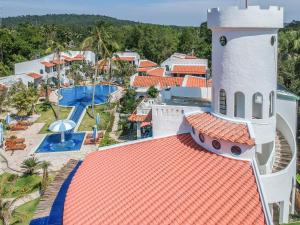 富国伊莎贝拉度假酒店的享有带游泳池的度假村的空中景致