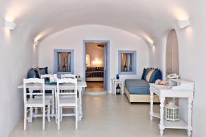伊亚安尼摩米里洛斯酒店的客厅配有白色的桌子和沙发