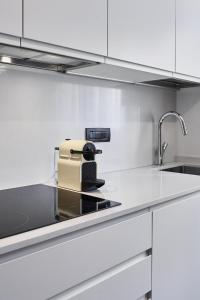 科莫拉佩拉拜赛达尔公寓式酒店的厨房配有烤面包机,位于柜台上